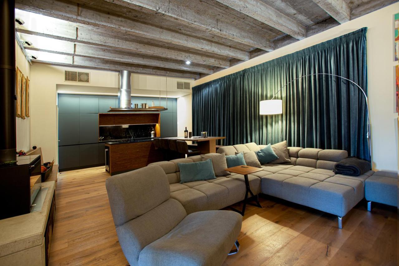 Contemporary Apartment With Fireplace & Terrace Banska Bystrica Luaran gambar